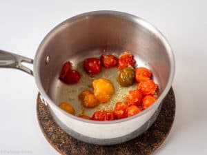 Tomatoes in a pot with garlic.